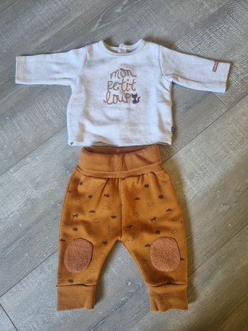 Ensemble pull + pantalon 1 mois