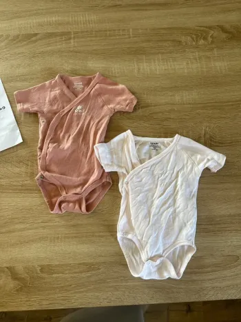 Lot 2 bodies manches courtes Kiabi
