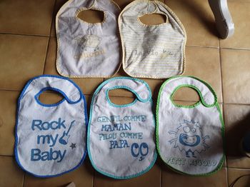 5  bavoirs plastifiée