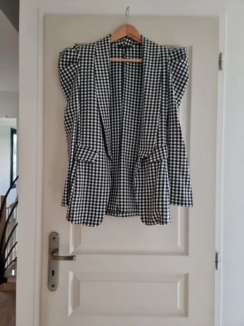 Blazer à carreaux et épaules bouffantes