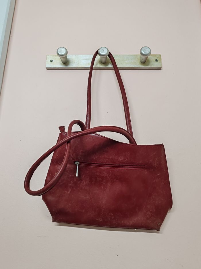 Très joli sac en cuir rouge bordeaux