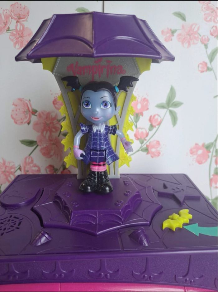 Magnifique Bus Vampirina Rock Disney avec sa petite poupée, le bus fait de la musique et lumières. Très bon état servi deux fois ! Vampirina Disney - photo numéro 2