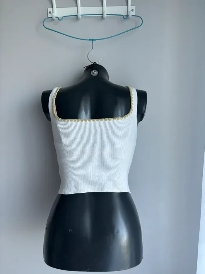 Haut court blanc taille unique – bien regarder photos & mesures - photo numéro 3