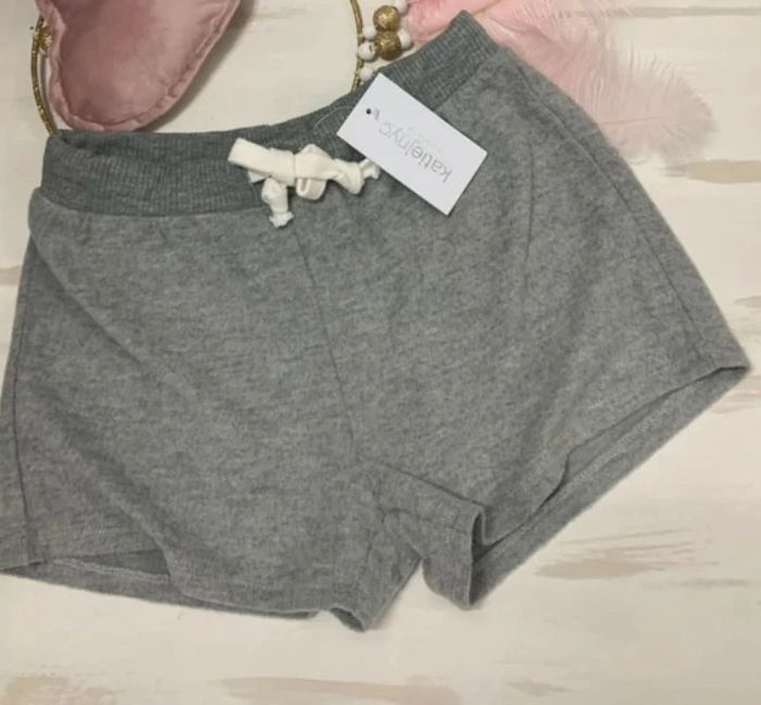 Short fille (neuf) Taille 8ans