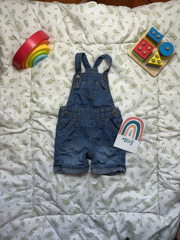 salopette short en jean léger bleu tape à l'oeil 6 mois pressions entre les jambes