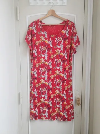 Robe rouge motif floral taille 42-44