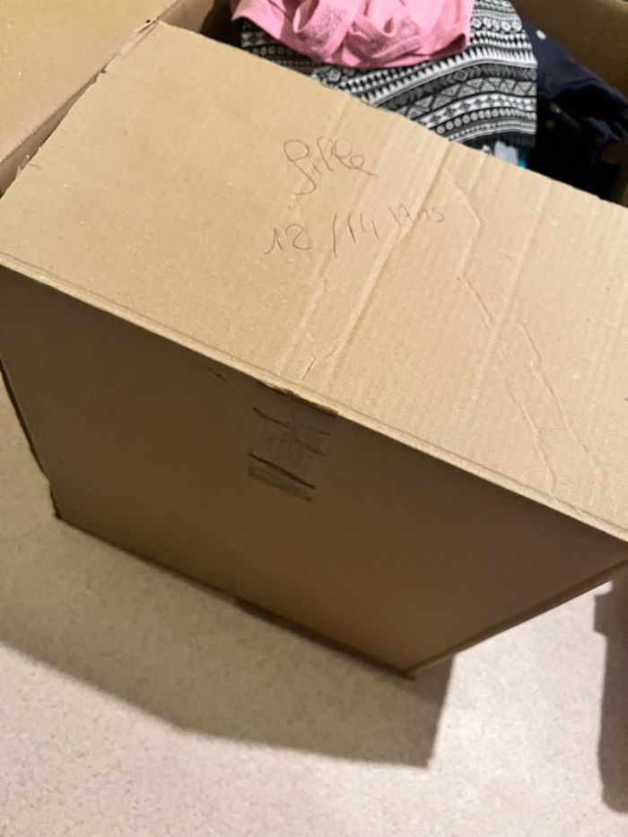 Gros carton de vêtement fille - photo numéro 2