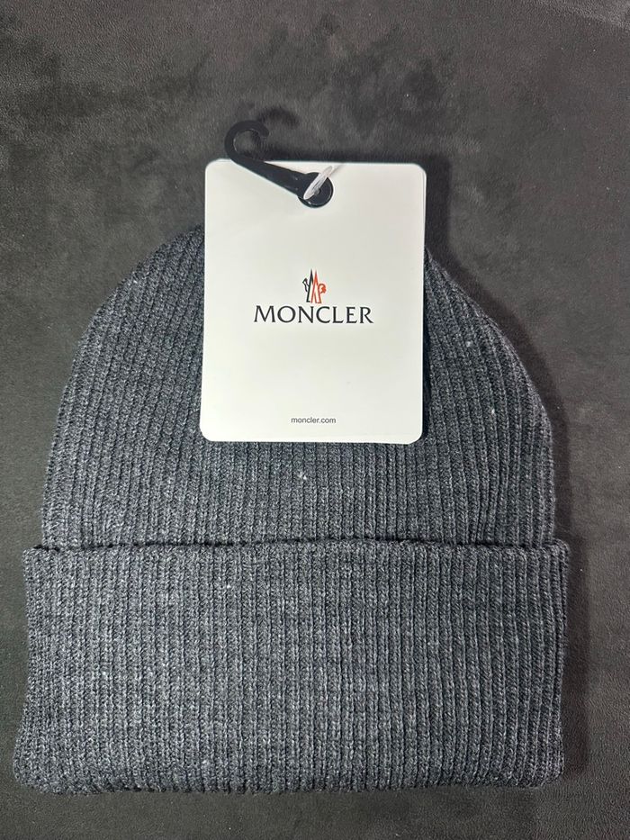 Bonnet Moncler gris  avec étiquette - photo numéro 2