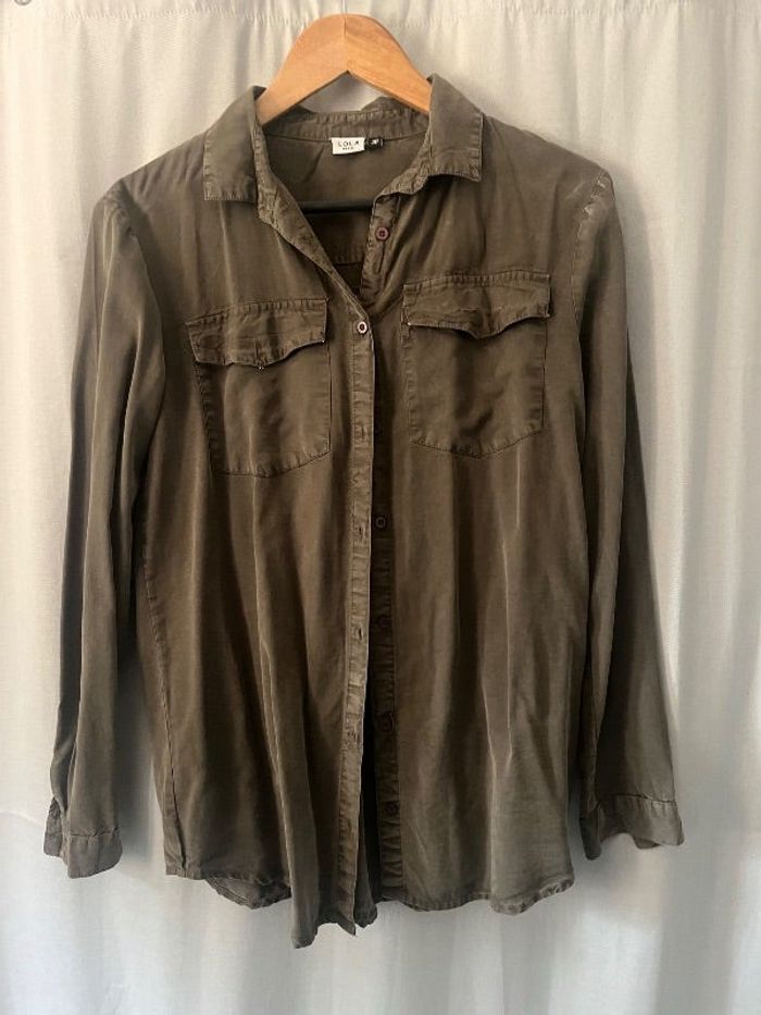 Très belle chemise brodée kaki