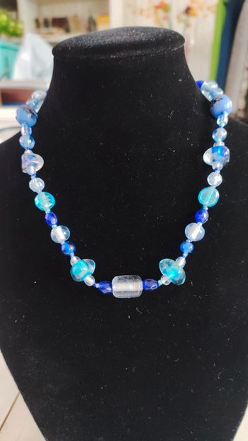 Collier en verre bleu
