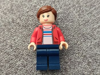 Figurine femme veste rouge - vrai Lego