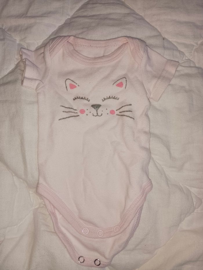 Lot bodies un mois/56 cm