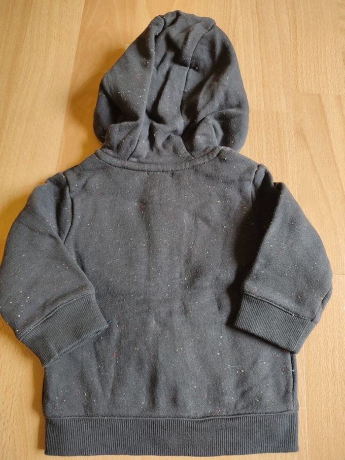 Sweat à capuche zippé noir "moucheté" et jaune neuf Kiabi en 3M - photo numéro 2