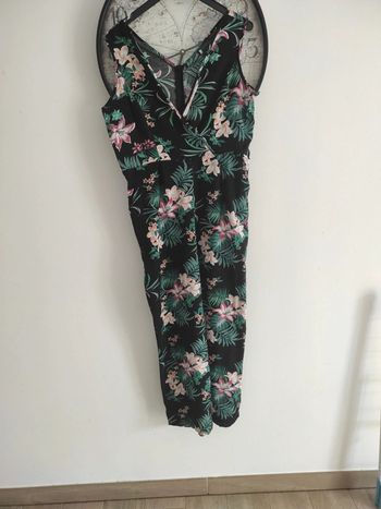 Combi-pantalon noire et fleurs sans manches