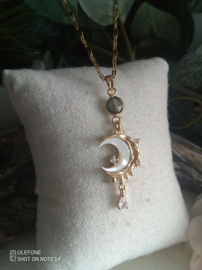 Collier lune en nacre naturelle et pierre de labradorite