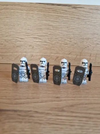 Figurines type lego 4 clones avec boucliers et armes star wars