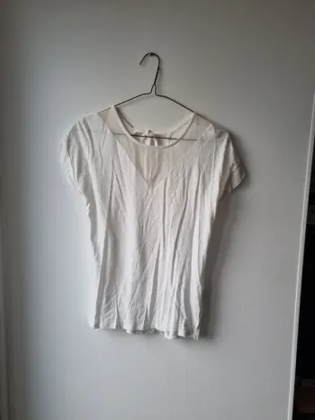 tee shirt avec col en dentelle et dos ouvert cache cache