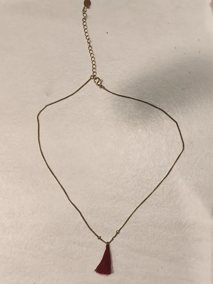 Collier pompon bordeau