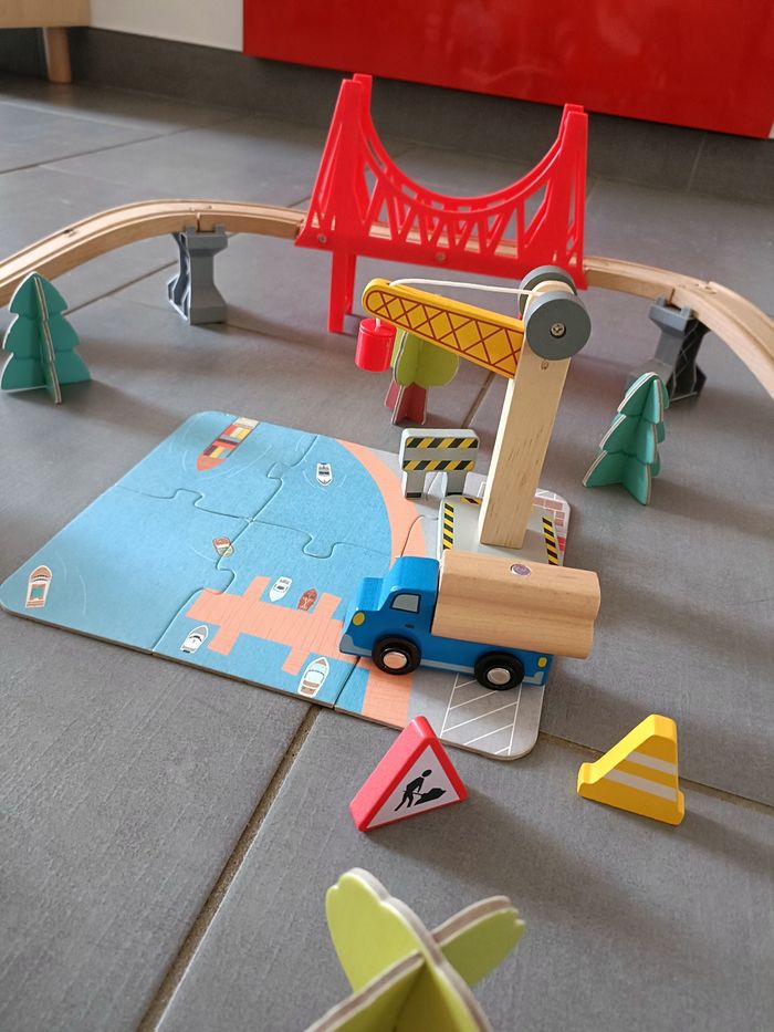 Circuit de train en bois - photo numéro 3