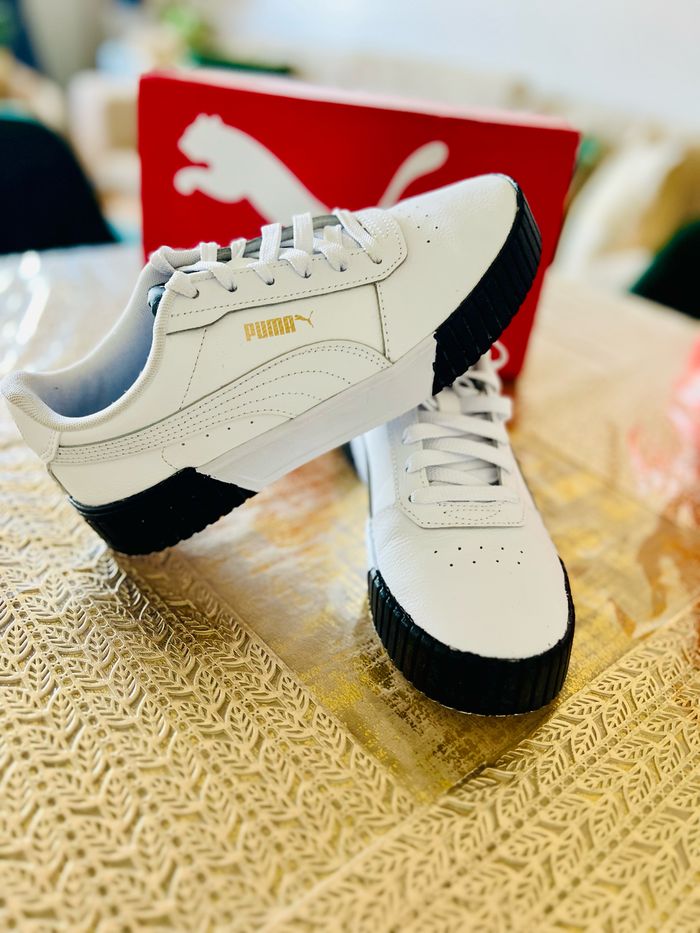Sneakers Puma Cali Star blanches et noires – Très bon état