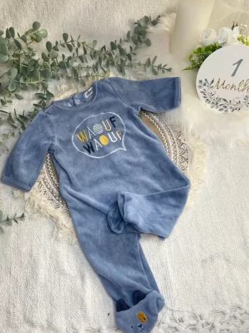 Pyjama une pièce velours bleu Chiens sur les pieds “Waouf” Gémo Très bon état