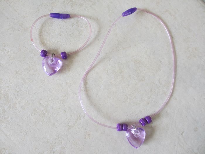 Ensemble collier + bracelet cœurs violets en plastique - photo numéro 1