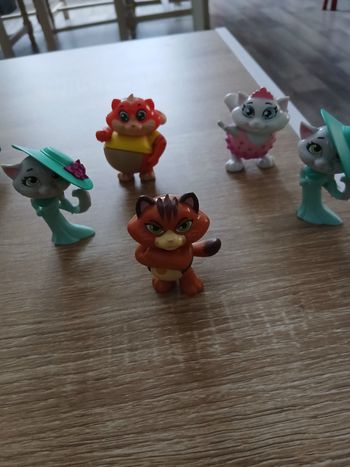 Lot 5 figurines chat