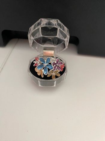 Très belle bague printanière à fleurs