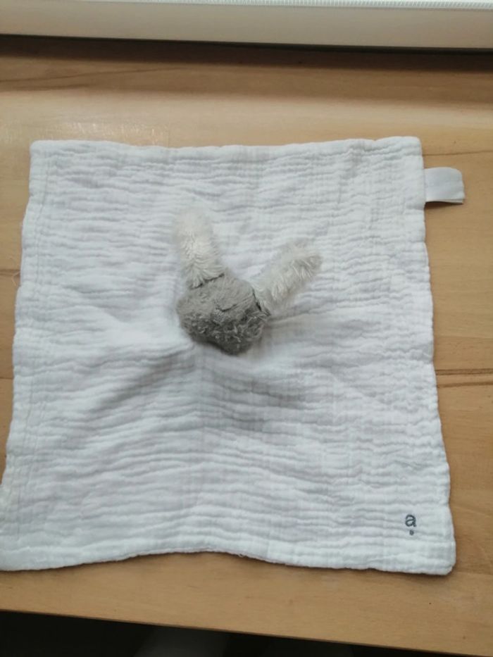 absorba doudou lapin tissu lange blanc tête grise plat