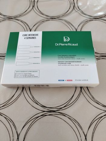 Cure intensive concentrée en 4 acides hyaluroniques Dr Pierre Ricaud complètement neuve