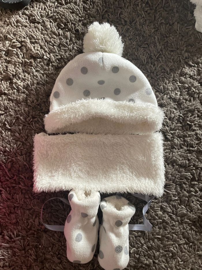 Ensemble gants + bonnet + tour de cou