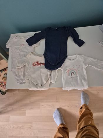 Lot de 4 bodys bébé 