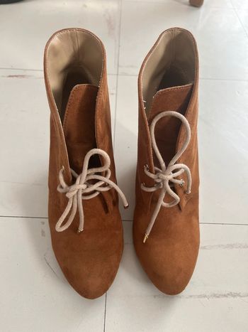 Bottines en daim camel zara
