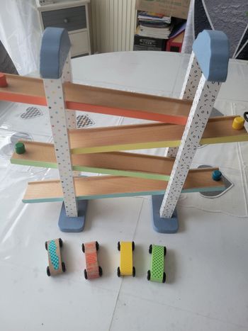 Circuit en bois avec voitures