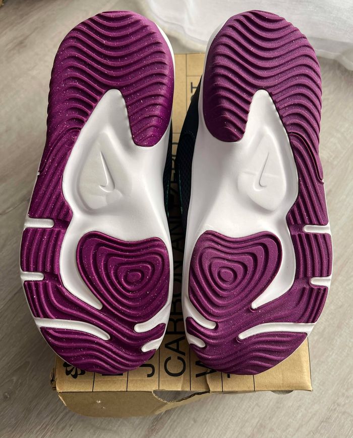 Baskets nike Legend Essential 3 NEUVES Noir/Violet T36 Fille/Femme à débattre - photo numéro 4