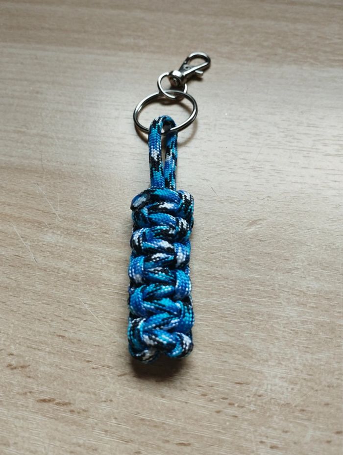 Porte clés en paracorde fait main bleu et noir - photo numéro 4