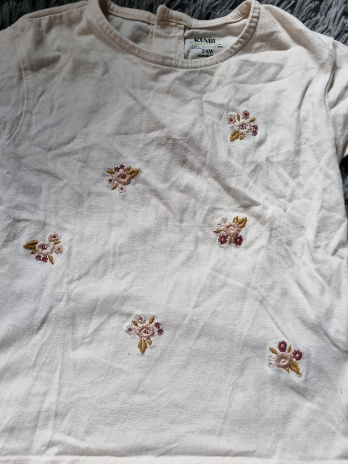 T-shirt avec fleurs brodée 24mois - photo numéro 2
