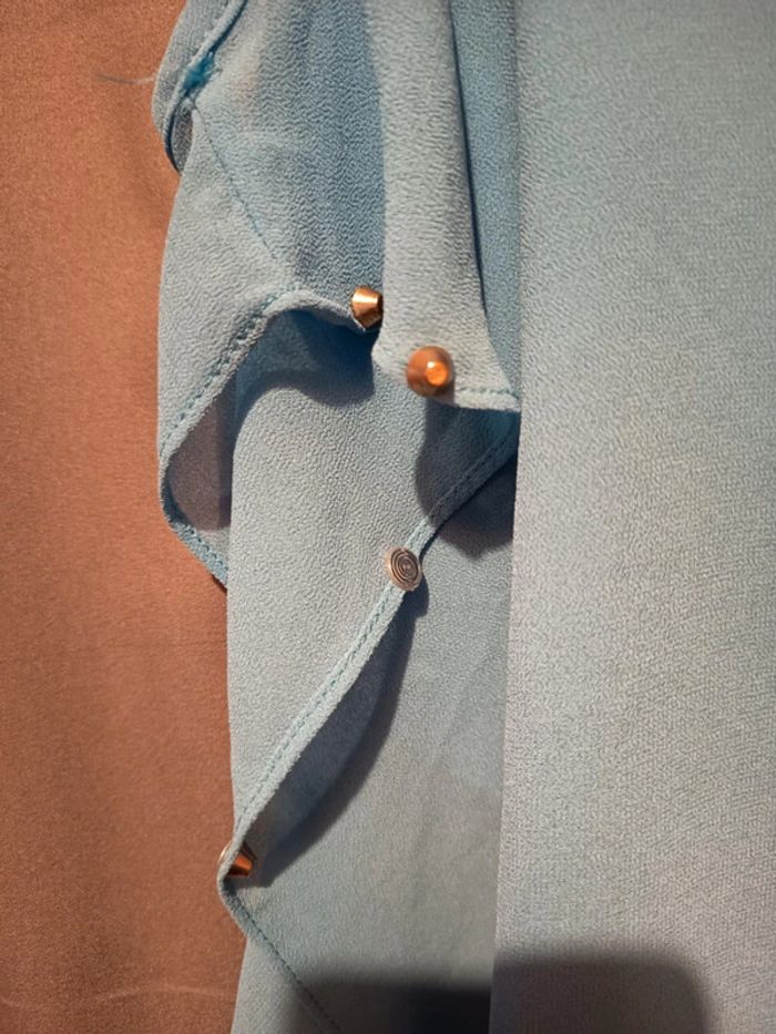 Tunique bleue. Dessous débardeur attaché avec un dessus manches chauve souris. Marque Jennyfer - photo numéro 7