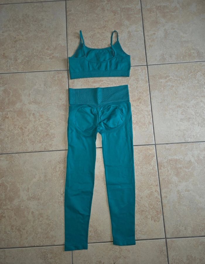 Tenue de sport vert canard - photo numéro 3