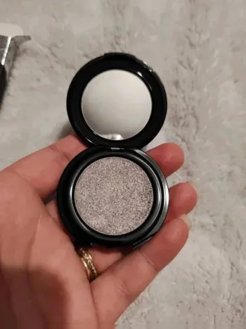 Fard à paupières irisé gris