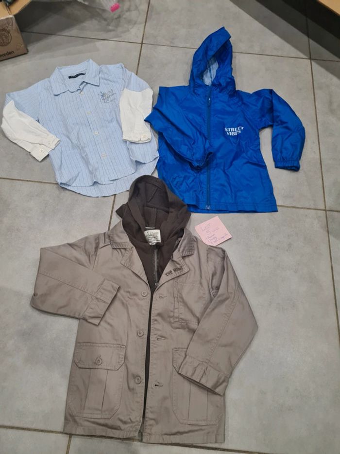 Lot de vêtements garçon 5ans 1 chemise + 1 veste manteau capuche + 1 kway