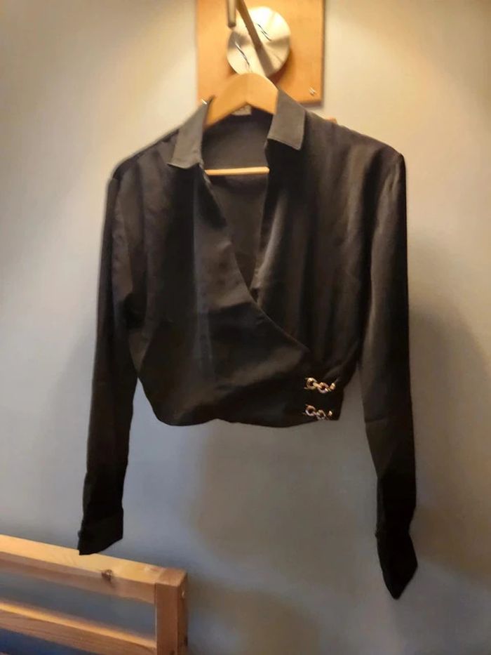 Blouse Pimkie noire col portefeuille détail chaîne