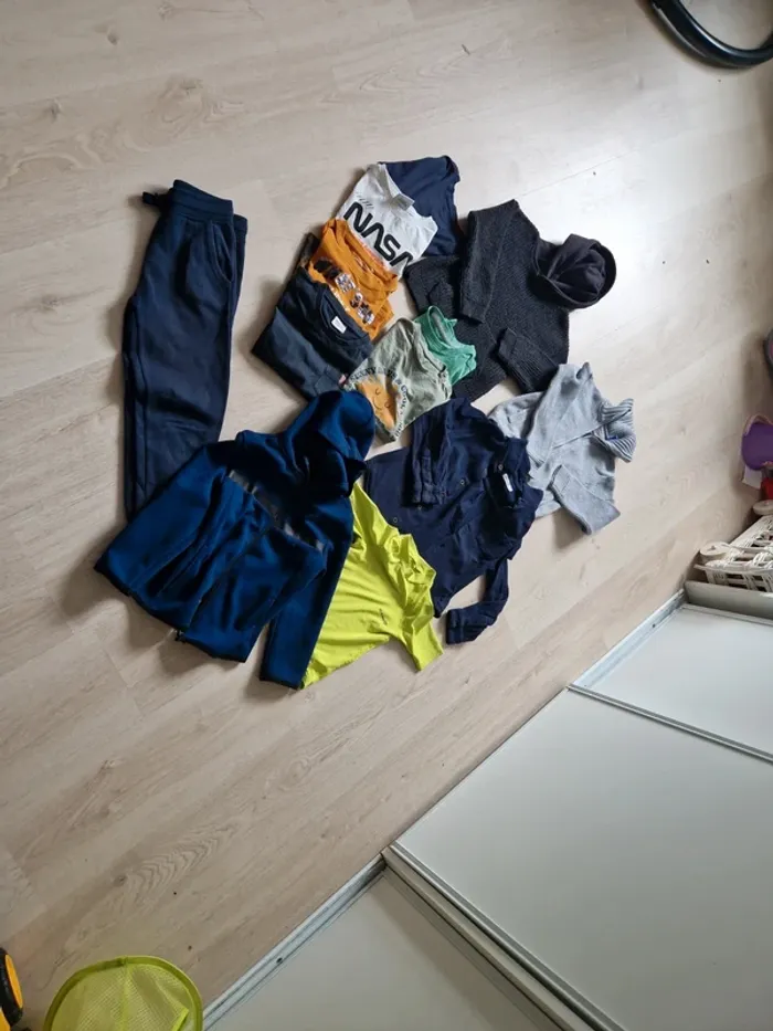 Lot vêtements garçon 4 ans - photo numéro 2