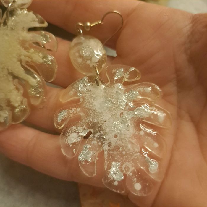 Boucles d'oreilles pendante en résine blanche - photo numéro 7
