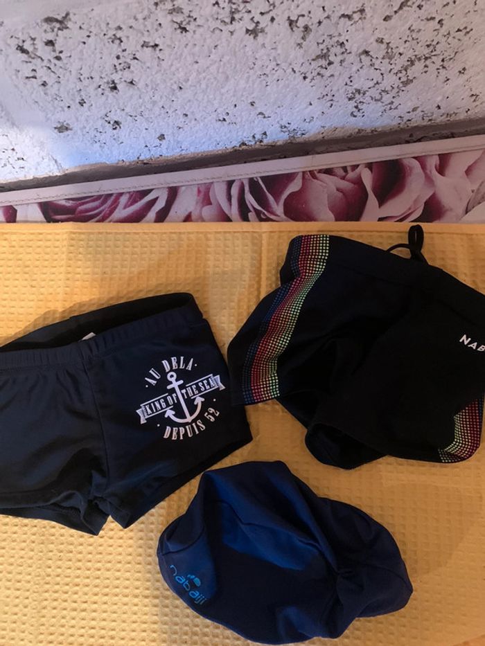 lot de deux maillots et un bonnet de bain