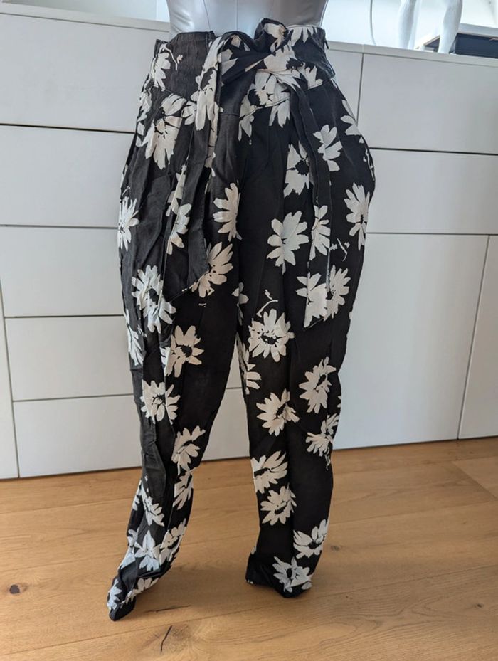 Pantalon fluide à fleurs – Marque Qkiss – Taille M (équiv. 38/40)