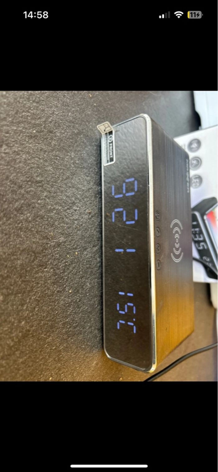 Réveil numérique avec chargeur sans fils