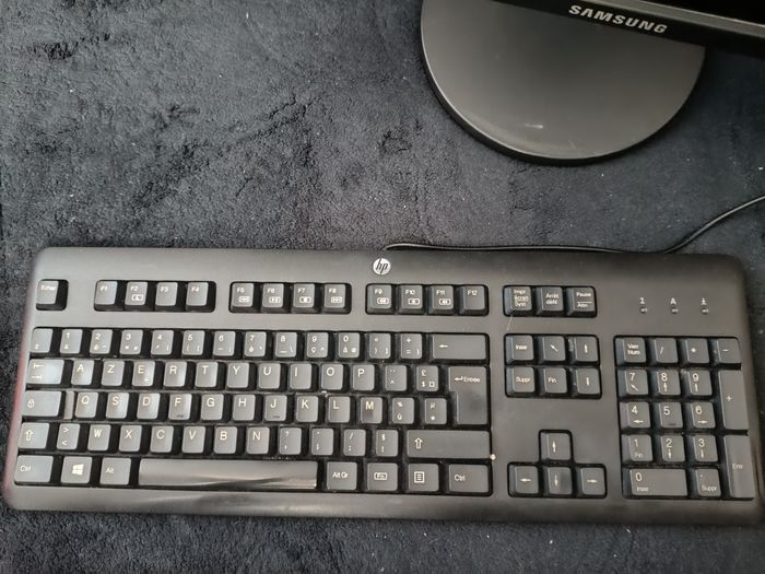 Écran Samsung , clavier HP , câbles d'alimentation - photo numéro 7