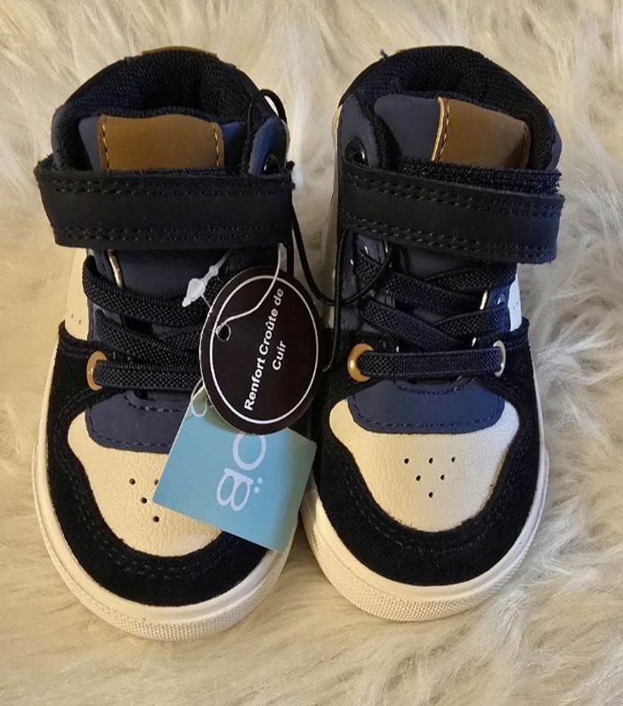 NEUVES (non portées)🏷🥰🤩💙 superbes baskets cuir pointure 20 garçon 💙💙😍 - photo numéro 2