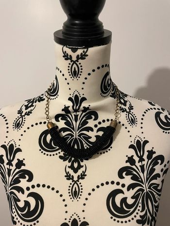 Collier ras du cou doré noir à perles